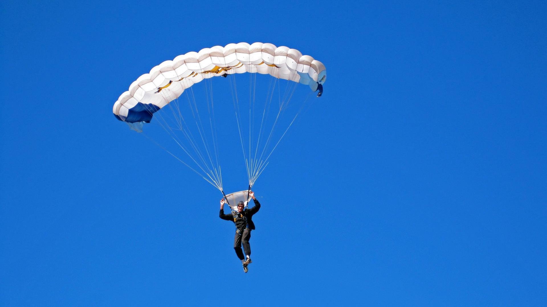 2019年季后赛,库里在一场比赛中投中8个三分,刷新个人季后赛单场三分球纪录