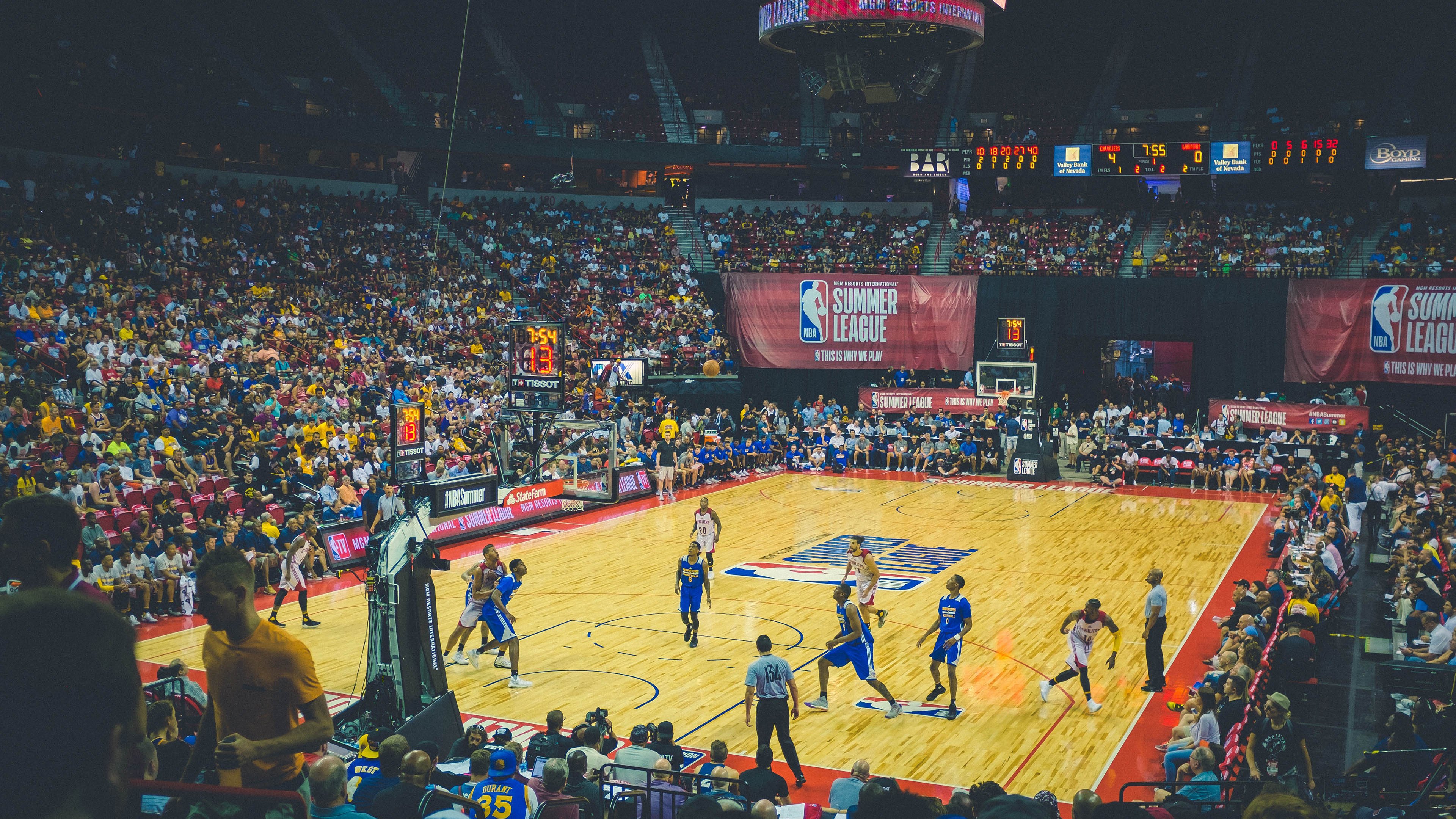 2020年NBA复赛:库里复出表现抢眼,带领勇士冲进季后赛圈层,展现恢弘力量