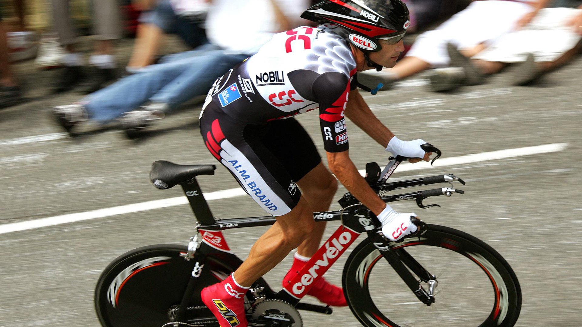 2019年总决赛第六场:勇士在主场迎战热火,库里在关键第四节连续投中两记三分,带队成功逆转,夺得队史第四个总冠军。